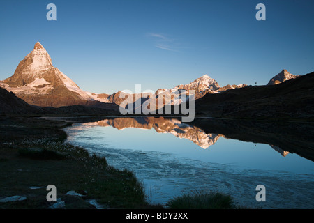 Reflet de Mt. Cervin dans le lac Riffelsee, Valais, Suisse, Europe Banque D'Images