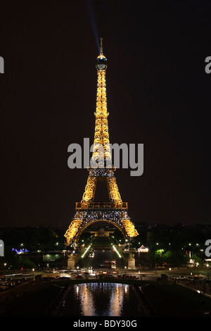 La nuit illuminations de la Tour Eiffel à Paris, France Banque D'Images