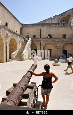 Cour intérieure, château Aragonais, Vieille Ville, Otranto, Lecce Province, Région des Pouilles, Italie Banque D'Images