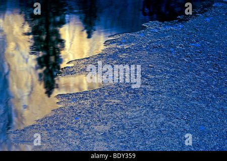 Une réflexion d'El Capitan contraste avec la glace dans la rivière Merced, Yosemite National Park, California, USA. Banque D'Images