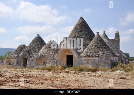 Maisons Trulli en campagne, Province de Bari, Pouilles, Italie Banque D'Images