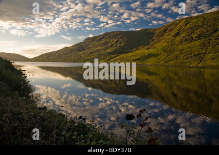 Le lever du soleil sur le Lough Mask dans le Connemara, Comté de Mayo, Irlande, Europe, Connaught Banque D'Images