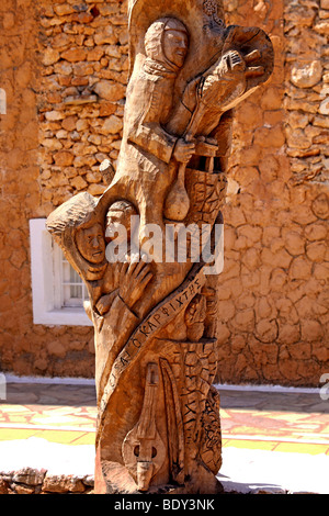 La sculpture sur bois, musée en plein air Lychnostatis, musée d'histoire locale, le musée de la vie traditionnelle crétoise, Hersonissos, Crète, G Banque D'Images