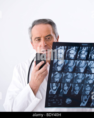 Médecin à dicter une radiographie suite Banque D'Images