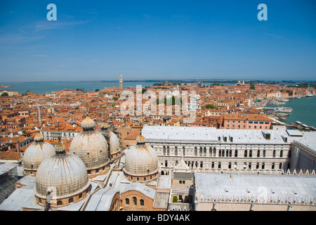 Vue sur les dômes de la basilique byzantine de San Marco du Campanile de San Marco, Venise, Italie, Europe Banque D'Images