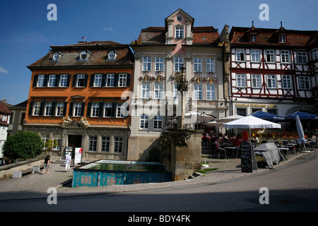 Restaurants dans le centre-ville, à côté de l'église de Saint Michel, Schwaebisch Hall, Bade-Wurtemberg, Allemagne, Europe Banque D'Images