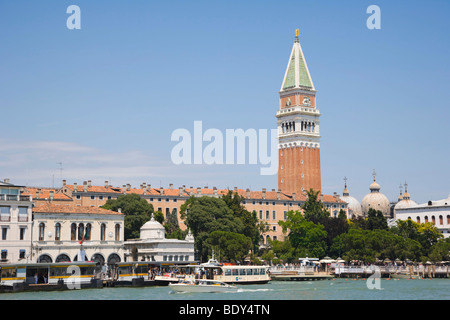 Vue de Venise avec Giardini ex Reali et la flèche de campanile de San Marco à Punta della Dogana, Venise, Italie, Europe Banque D'Images