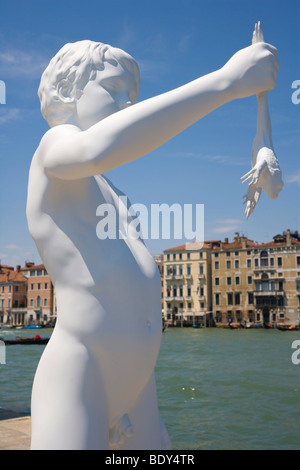 La sculpture de Charles Ray Boy with Frog, Punta della Dogana, Venise, Italie, Europe Banque D'Images