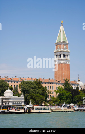 Vue de Venise avec Giardini ex Reali et la flèche de campanile de San Marco à Punta della Dogana, Venise, Italie, Europe Banque D'Images