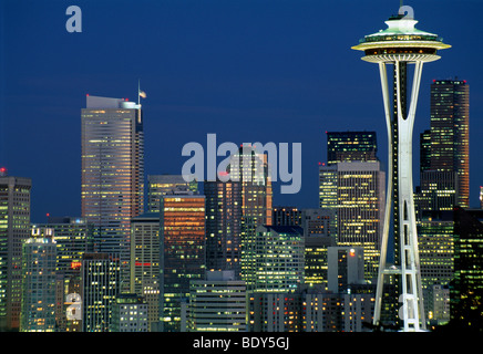 Toits de Seattle, Space Needle, droit de nuit, Seattle, Washington, USA Banque D'Images