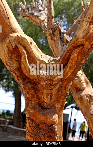 La sculpture sur bois, motifs Minoens, Bull, Lychnostatis Open Air Museum, Musée de la vie traditionnelle crétoise, Hersonissos, Crète, G Banque D'Images