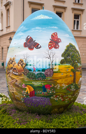 Oeuf de Pâques géant du coeur du croate artistes naïfs, la Place St Marc, Markova trg, Gornji Grad, Zagreb, Croatie, Europe Banque D'Images