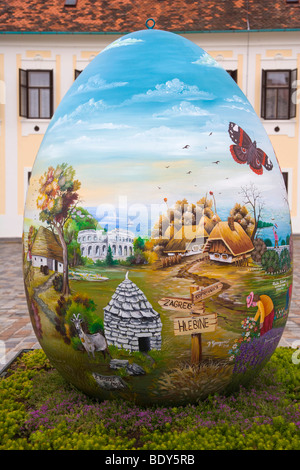 Oeuf de Pâques géant du coeur du croate artistes naïfs, la Place St Marc, Markova trg, Gornji Grad, Zagreb, Croatie, Europe Banque D'Images