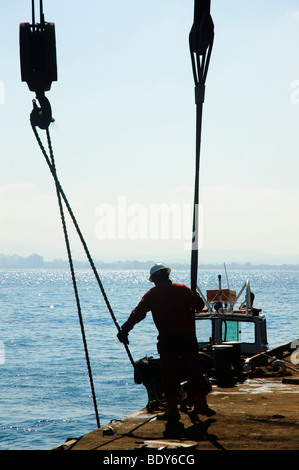 Israël, Baie de Haïfa, offshore rig récupère le reste de la cargo israélien 'Shelly' Banque D'Images