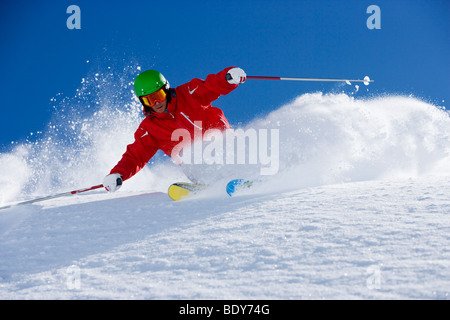 L'homme en rouge en poudre de tourner. Banque D'Images