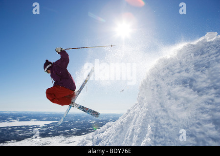 L'homme en violet obtenir à temps de l'air. Banque D'Images