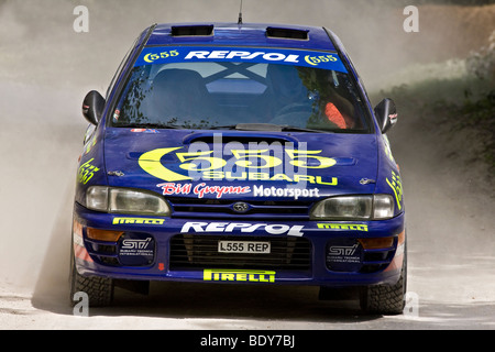 1995 Subaru Impreza WRC Rally voiture sur la scène de la forêt à Goodwood Festival of Speed, Sussex, UK. Pilote : Calum Macleod. Banque D'Images