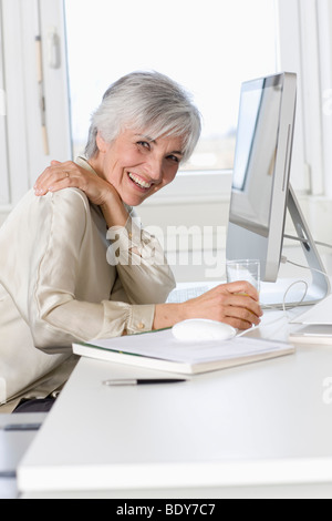 Femme travaillant dans un bureau Banque D'Images