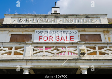 L'abandon de la façade extérieure et pour la vente à bord de l'ancien institut métallos dans ville de Newport South Wales UK Banque D'Images