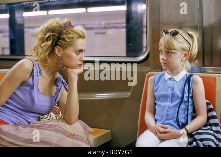 UPTOWN GIRLS 2003 MGM film avec Brittany Murphy à gauche que Molly et Dakota Fanning comme Ray Banque D'Images