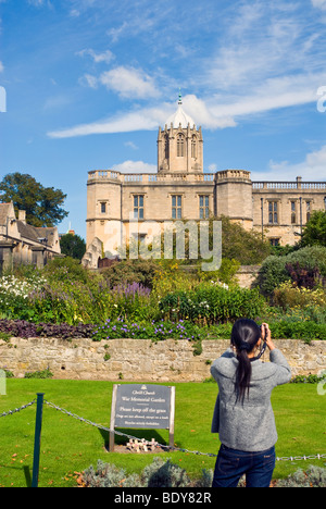 Un touriste prend une photo dans le jardin commémoratif de guerre, Christ Church College, Université d'Oxford, Angleterre Banque D'Images