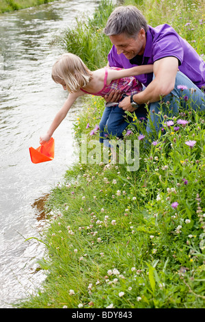 Père et fille jouer sur Creek Banque D'Images