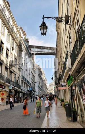 Rua do Carmo, reliant les quartiers de Baixa et Chiado, Lisbonne, Portugal, Europe Banque D'Images