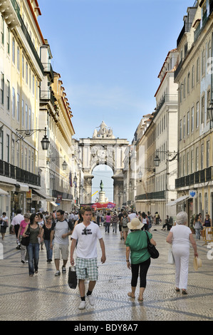 Les touristes shopping dans la zone piétonne, la Rua Augusta, quartier de Baixa, Lisbonne, Portugal, Europe Banque D'Images