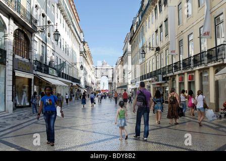 Les touristes shopping dans la zone piétonne, la Rua Augusta, quartier de Baixa, Lisbonne, Portugal, Europe Banque D'Images