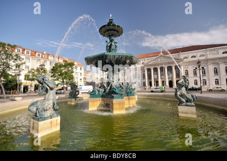 Fontaine en bronze et Théâtre National, Théâtre National, sur la place Praça Rossio, quartier de Baixa, Lisbonne, Portugal, Europe Banque D'Images