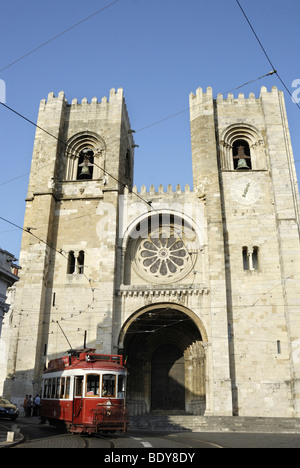 Tramway rouge en face de la Catedral Sé patriarcal, la cathédrale de Lisbonne, Portugal, Europe Banque D'Images