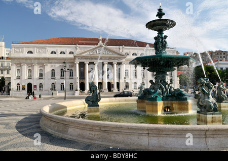 Fontaine en bronze et Théâtre National, Théâtre National, sur la place Praça Rossio, quartier de Baixa, Lisbonne, Portugal, Europe Banque D'Images