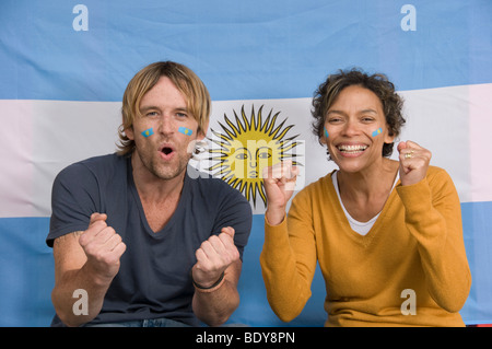 Couple smiling avec drapeau argentin Banque D'Images