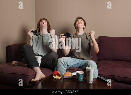 Boys playing video game Banque D'Images