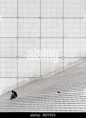 Femme et colombe dans les escaliers, La Grande Arche, La Défense, Paris, France, Europe Banque D'Images