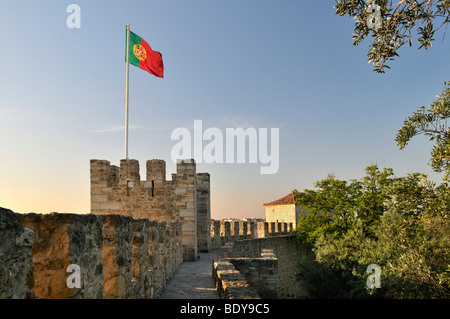 Murs avec créneaux et pavillon du Portugal dans le château Maure initialement Castelo Sao Jorge, Lisbonne, Portugal, Europe Banque D'Images