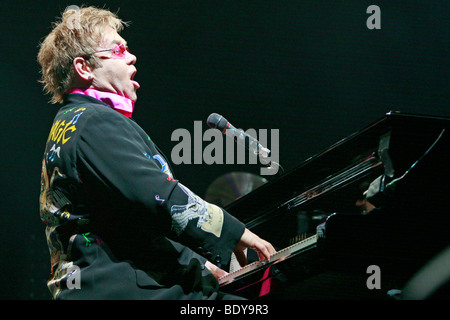 La pop star Elton John en concert à la place du théâtre de Dresde, Saxe, Allemagne, Europe Banque D'Images