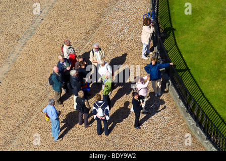 Un groupe de touristes en Radcliffe Square, Oxford, Angleterre Banque D'Images