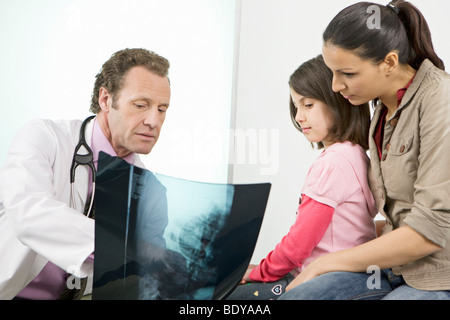 Un médecin homme montrant des patients un x-ray Banque D'Images