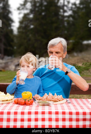 Grand-père, petit-fils de manger en montagne Banque D'Images