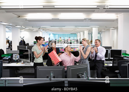 L'anniversaire d'un homme d'affaires au bureau Banque D'Images