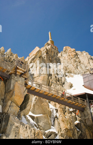 Terrasse inférieure et la tour du sommet au sommet de l'Aiguille du Midi, Massif du Mont Blanc, Chamonix, Alpes, France, Europe Banque D'Images
