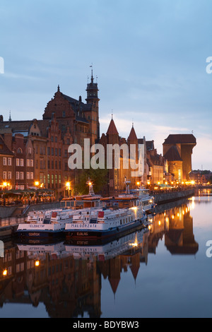 Pologne Polska occidentale La rivière Motlawa Gdansk Gdansk Port Intérieur Port Baltique Grue Crépuscule Banque D'Images
