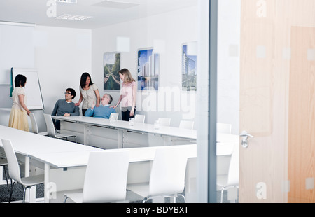 Groupe de travail détendue dans la salle de réunion Banque D'Images