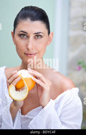 Beauté féminine un peeling une orange Banque D'Images
