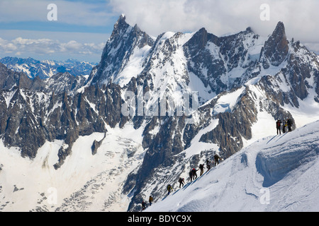 Les alpinistes l'ordre croissant de la Vallée Blanche de l'Aiguille du Midi contre les Grandes Jorasses, Dent du Géant, Chamonix, Mont Banque D'Images