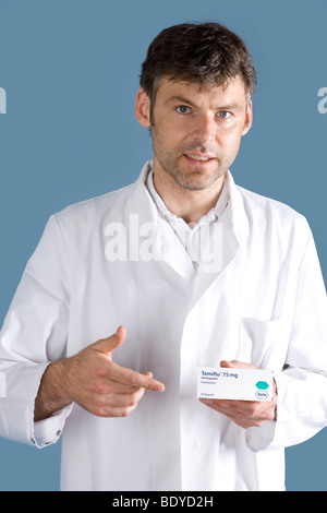 Doctor presenting le médicament Tamiflu Banque D'Images