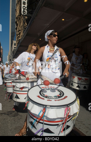 Danseurs brésiliens et des artistes inscrivez-vous dans la Rua da Lavagem (46 Nettoyage de la 46e Rue) procession avant le Brésil Fest Banque D'Images