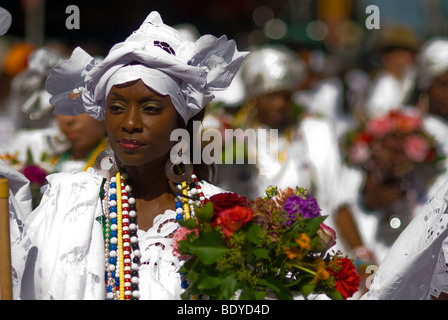 Danseurs brésiliens et des artistes inscrivez-vous dans la Rua da Lavagem (46 Nettoyage de la 46e Rue) procession avant le Brésil Fest Banque D'Images