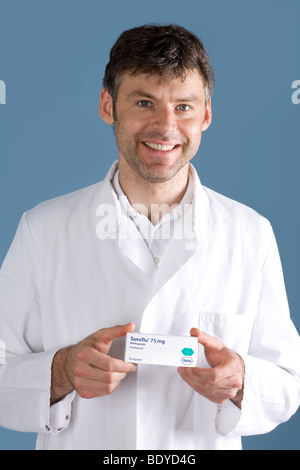 Doctor presenting le médicament Tamiflu Banque D'Images